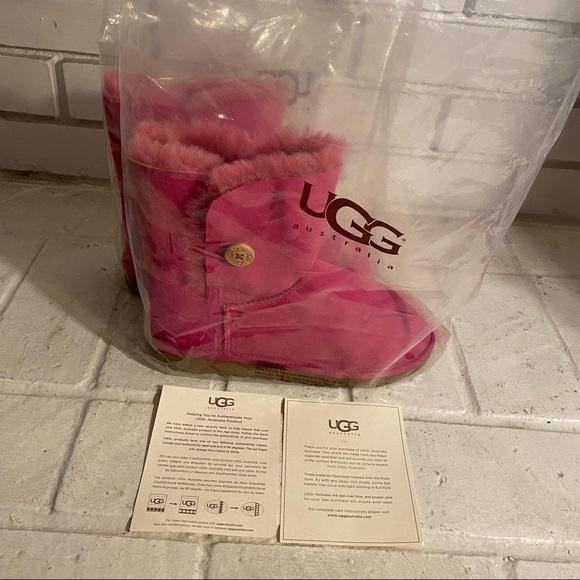 NEW Ugg Bailey Button Boot - HOT PINK - Size 5 - Picture 2 of 8